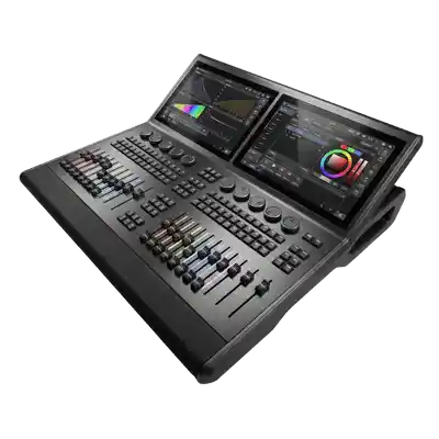 Console de contrôle DMX professionnelle et équipement de distribution de signal (Splitters, ArtNet) pour éclairage scénique.