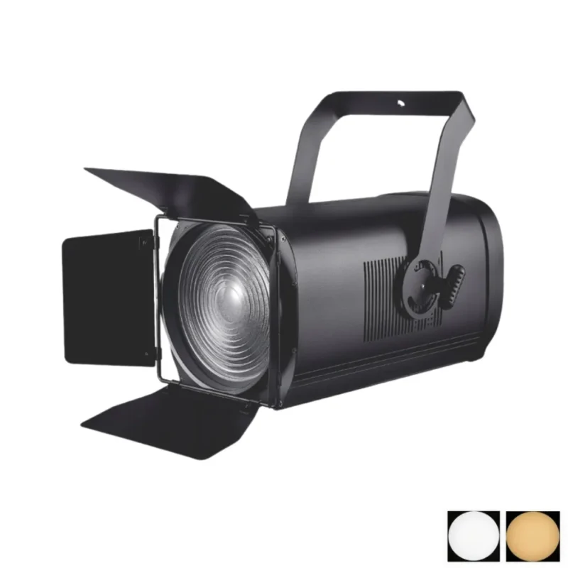 Vue sous un angle secondaire du projecteur Fresnel équipé de volets métalliques orientables.