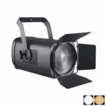 Projecteur Fresnel LED 350W professionnel équipé de ses volets coupe-flux pour le cadrage du faisceau.