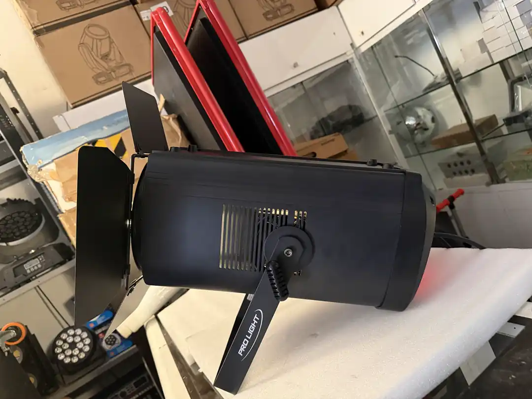 Projecteur Fresnel LED 350 W présenté dans le showroom LED Audio Pro