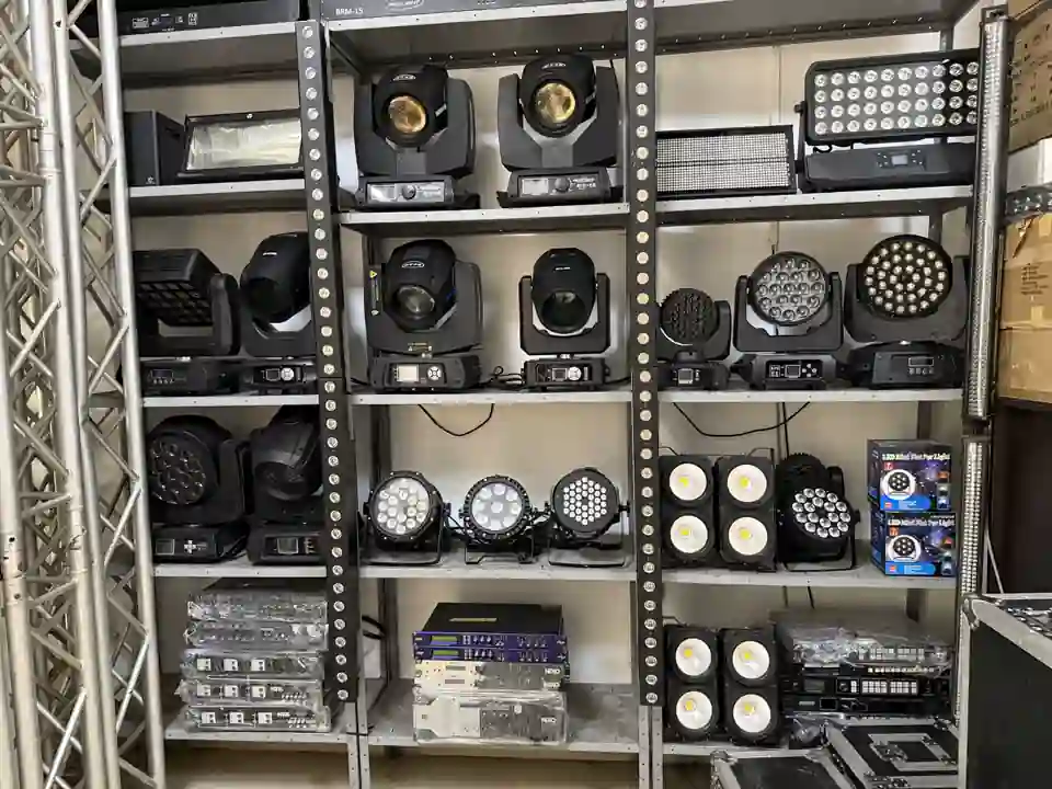 Équipements d’éclairage professionnel exposés dans le showroom LED Audio Pro à Casablanca