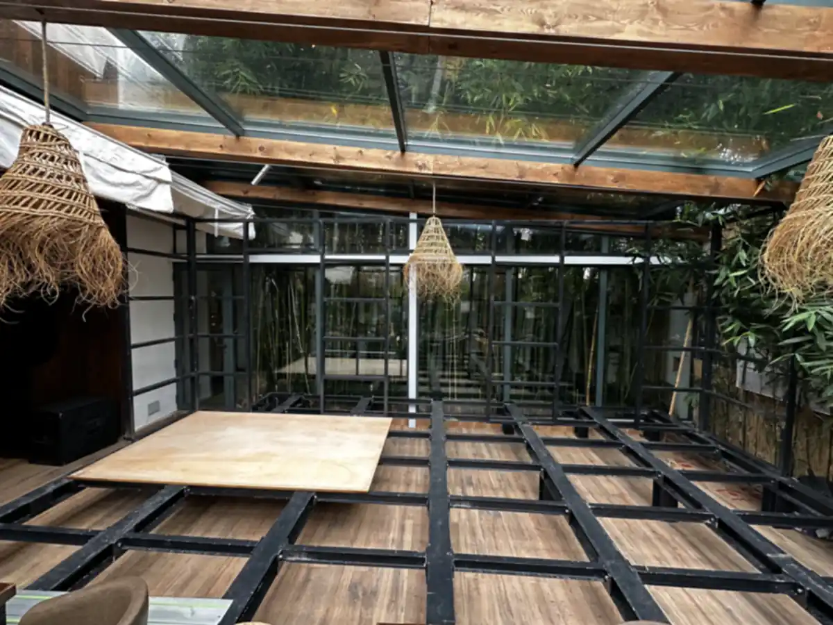 Ossature métallique de la scène en construction sous la verrière du restaurant Casa Emma à Rabat
