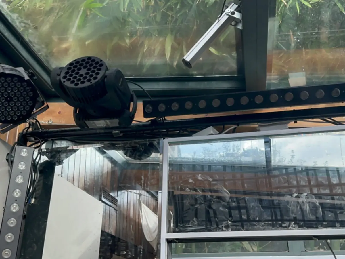 Projecteur PAR LED, lyre wash MH05 et barre LED Sun Strip fixés sous la verrière