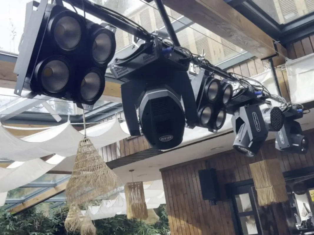 Pont lumière sous la charpente du restaurant avec blinders et lyres Beam, vu en plein jour