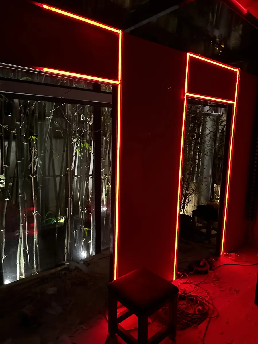 Encadrements en ruban LED rouge des portiques de scène allumés pendant les essais