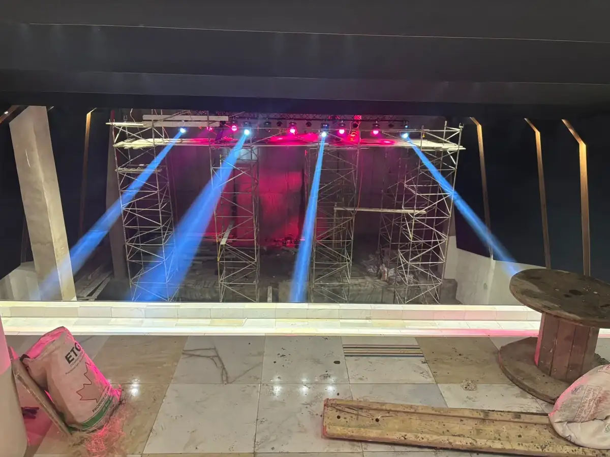 Faisceaux bleus des lyres Beam et lumière rouge des lyres wash sur la scène de l'amphithéâtre à El Jadida