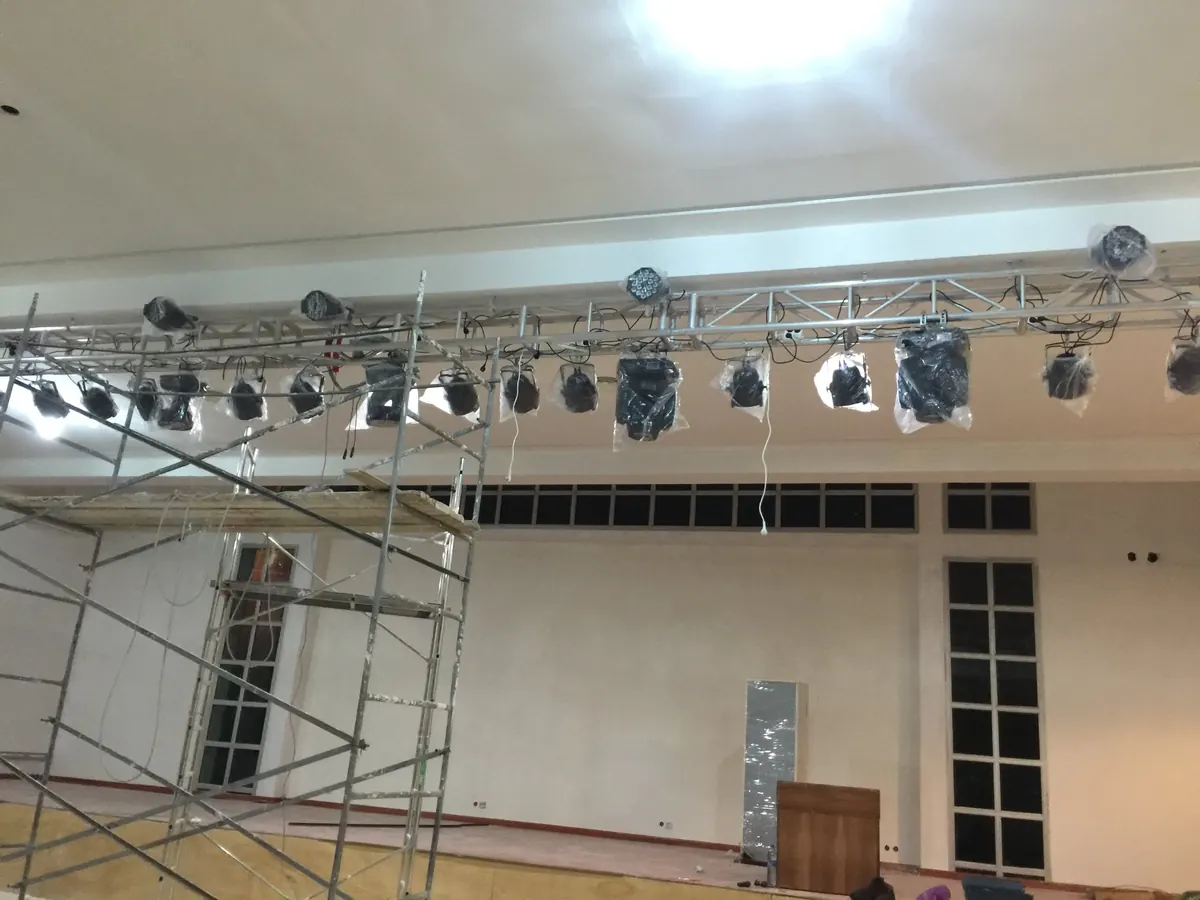 Pont lumière entièrement équipé de lyres Beam et de projecteurs PAR LED, câblage en cours