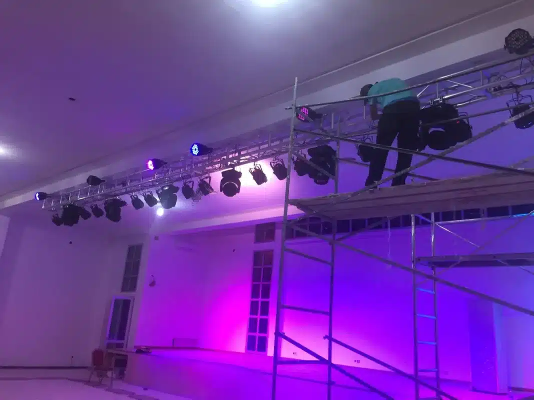 Tests de couleurs violet et bleu du pont lumière au-dessus de la scène du Club des Avocats à Rabat