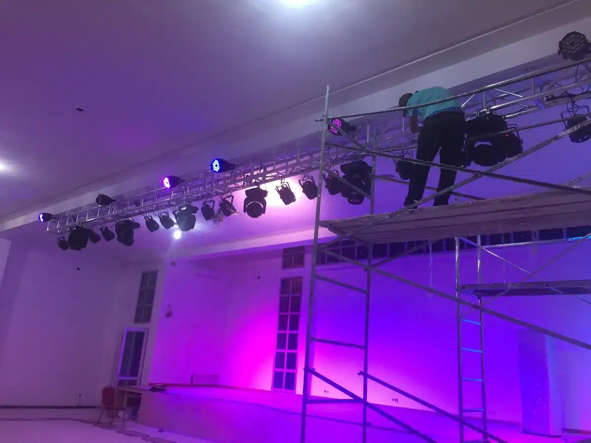 Tests de couleurs violet et bleu du pont lumière au-dessus de la scène du Club des Avocats à Rabat